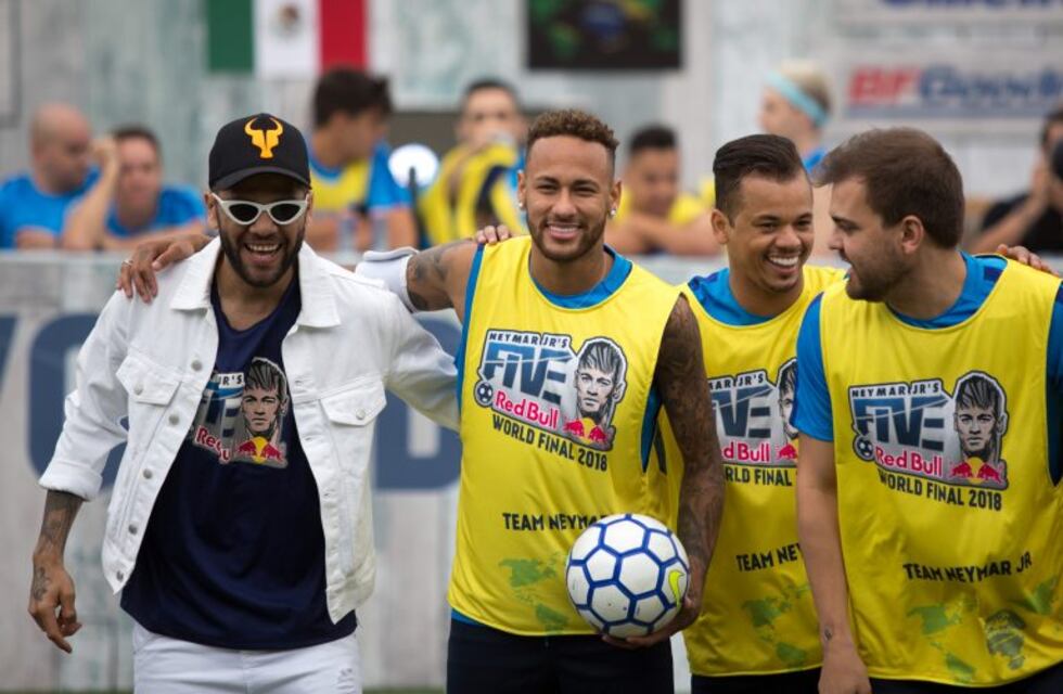 El desafortunado gesto de Neymar con un mexicano por el que fue abucheado en Brasil