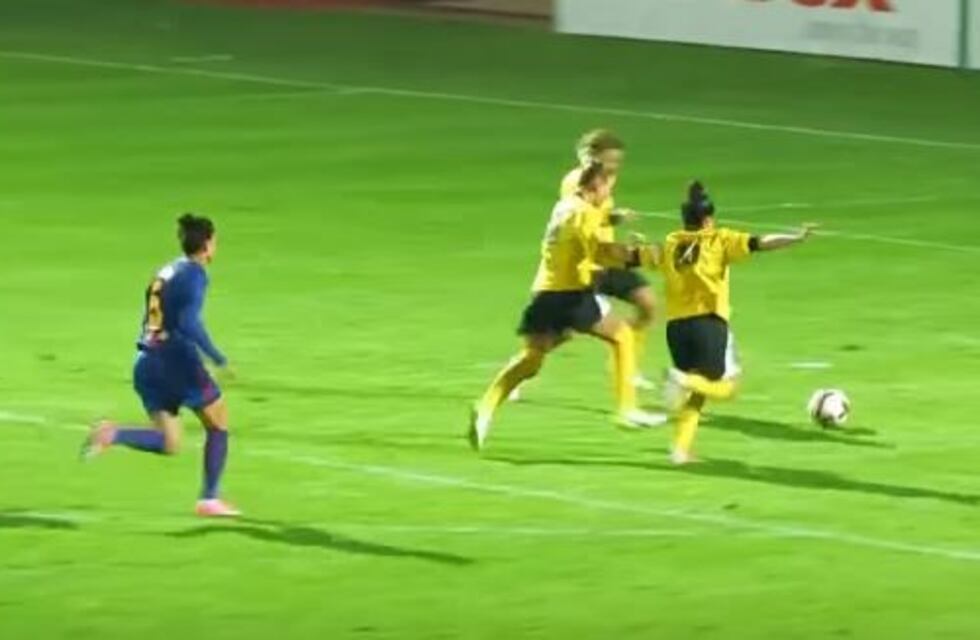 Insólito: Tres futbolistas quedaron en ridículo al errar un gol con el arco vacío