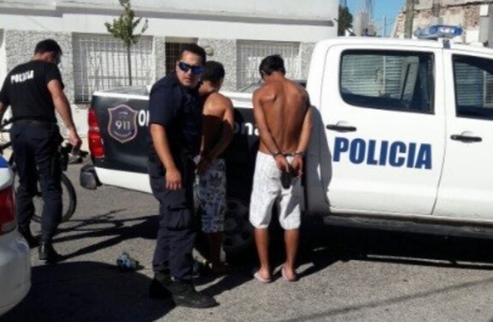 Dos jóvenes fueron sorprendidos cuando escapaban de una casa con objetos robados