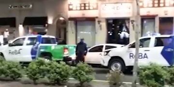 El ministerio de Seguridad bonaerense desplegó un operativo en la zona de bares de diagonal 74 en el que instó a los dueños de los comercios a retirar las mesas de las veredas (Captura Youtube)