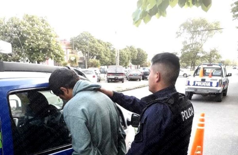 Violentó el vidrio del auto para sustraer una cartera