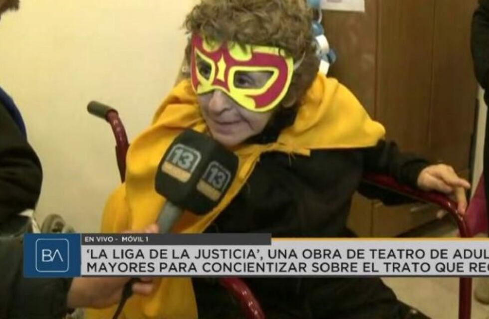 Emoción: abuelos se vistieron de héroes y son la Liga de la Justicia