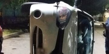 Alta Gracia: perdió el control, chocó contra un vehículo estacionado y volcó