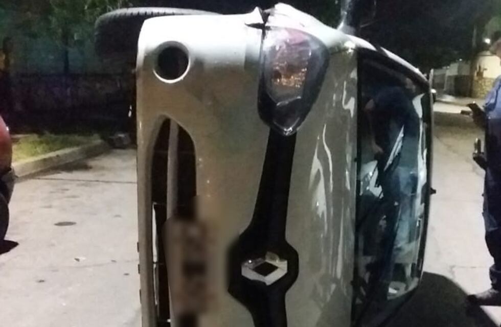 Alta Gracia: perdió el control, chocó contra un vehículo estacionado y volcó