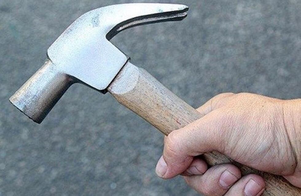 Detuvieron a un hombre que le pegó un martillazo en la cabeza al hijo de su pareja