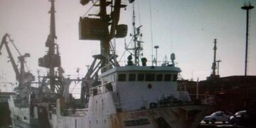 BAS01\u002E BUENOS AIRES (ARGENTINA), 11/07/2018\u002E- Fotografía cedida hoy, miércoles 11 de julio de 2018, por la Armada de Argentina que muestra una vista general del buque pesquero español \