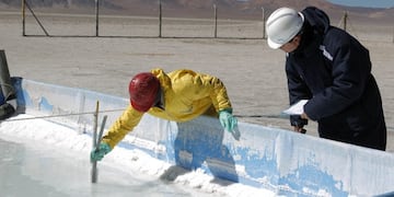 Technicians from the Orocobre mining company work on an evaporation pond test in the salt flat at Olaroz, 4,000 meters (13,123 feet) above sea level and north of the Argentine province of San Salvador de Jujuy August 7, 2010\u002E Argentina, Bolivia and Chile, holders of some of the world's biggest Lithium reserves, continue to attract investment from mining companies as the market for the metal continues to grow\u002E Lithium is a key component in rechargeable batteries that power laptop computers, digital cameras and cell phones, as well as hybrid and electric vehicles\u002E Picture taken August 7, 2010\u002E REUTERS/Enrique Marcarian (ARGENTINA - Tags: ENERGY BUSINESS SCI TECH) jujuy  Salar de Olaroz pruebas tecnicas resreva produccion litio