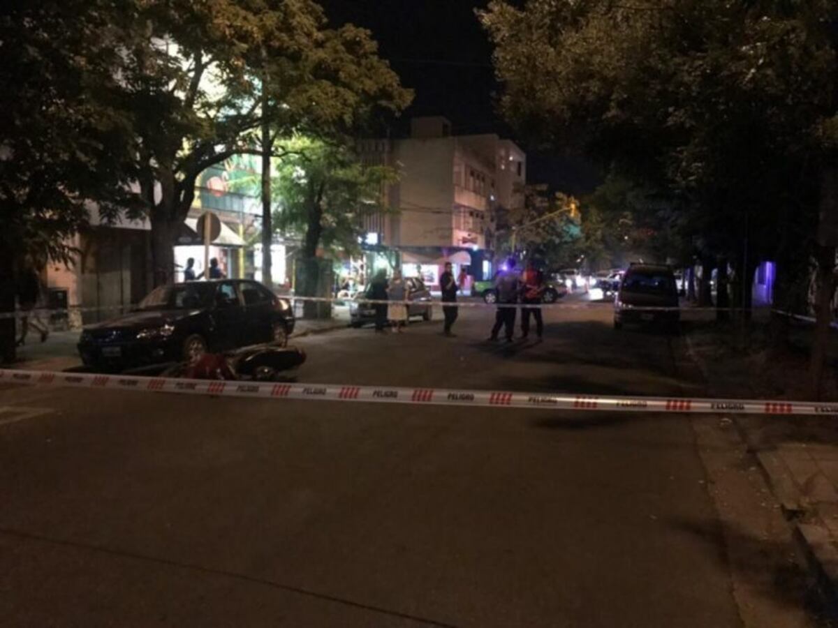 Una mujer hospitalizada tras chocar en su motocicleta contra la puerta de un automóvil