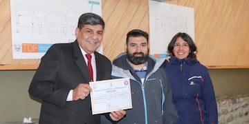 Juan Carlos Arcando recibiendo a maestros antárticos