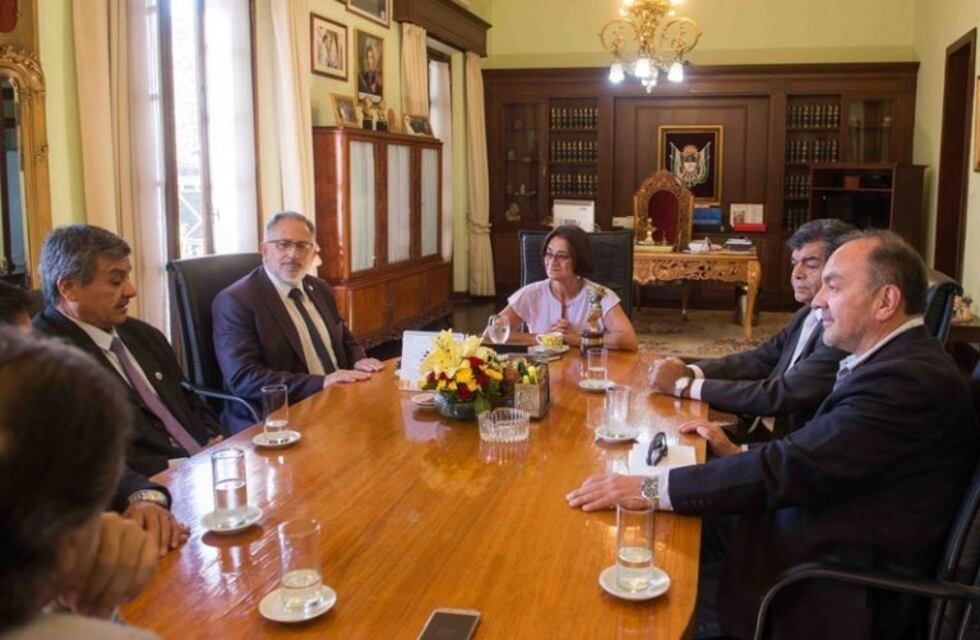 Reconocieron con el premio "General Felipe Varela" a la gobernadora Corpacci