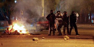 Una protesta enu00a0la ciudad de Ru00edo Gallegos, en la provincia argentina de Santa Cruz, fue reprimida el 22/04/2017 por la policu00eda cuandou00a0los manifestantes intentaron ingresar en la casa de la gobernadora, Alicia Kirchner, en la queu00a0tambiu00e9n estabau00a0la ex presi