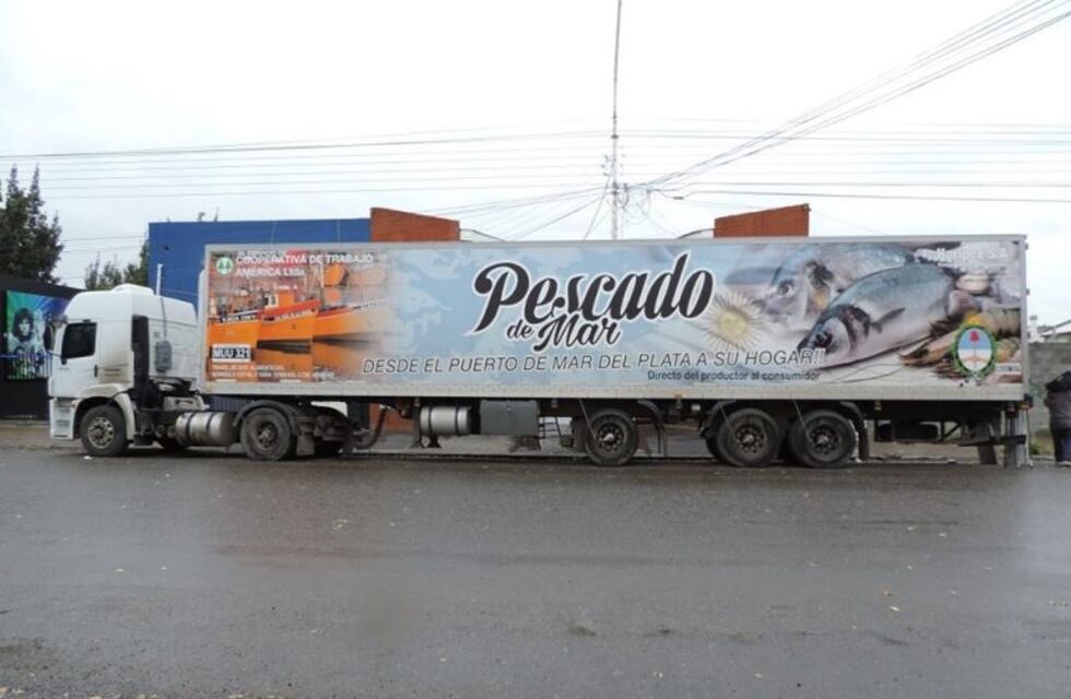 Entregan bolsones con productos de mar