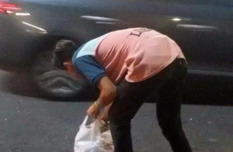 Alumnos después de festejar en Plaza Pringles limpiaron todo