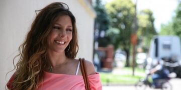 Mónica Ayos se robó todos los flashes con su escotazo en la avant premiere de su nueva película