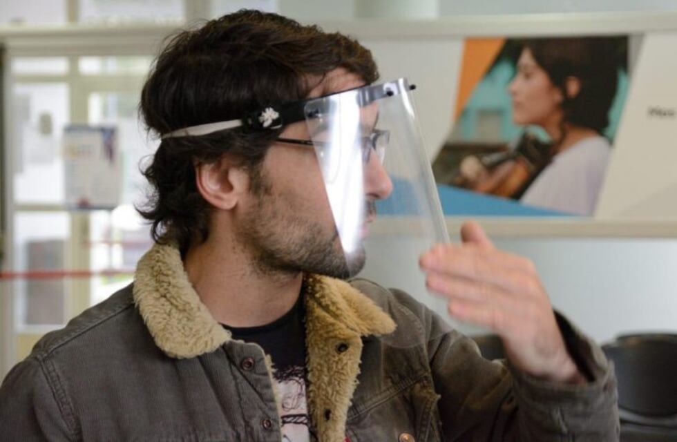 Emprendedores solidarios entregan al personal municipal máscaras en 3D