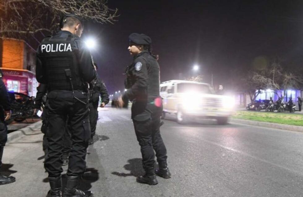 Por no infringir la ley, se detuvo a contestar el celular y le robaron el auto