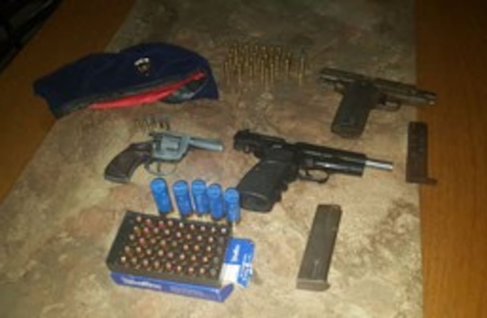 Una madre denunció a su hijo tras hallar armas de fuego en su mochila