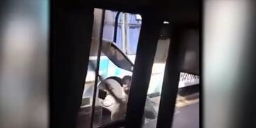El momento en que el hombre destruye el retrovisor derecho del colectivo (Foto: TN)