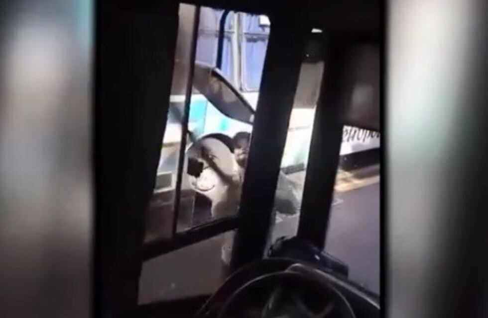 Insultó a un colectivero y le rompió los retrovisores con un palo