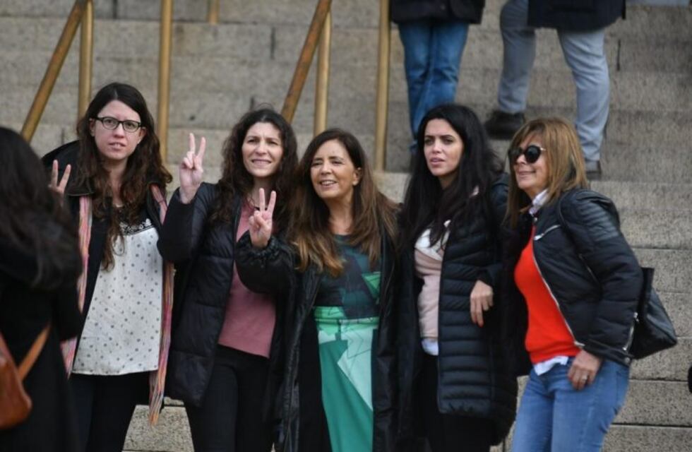 Con seguridad reforzada, militantes y referentes K esperan a Cristina Kirchner en tribunales