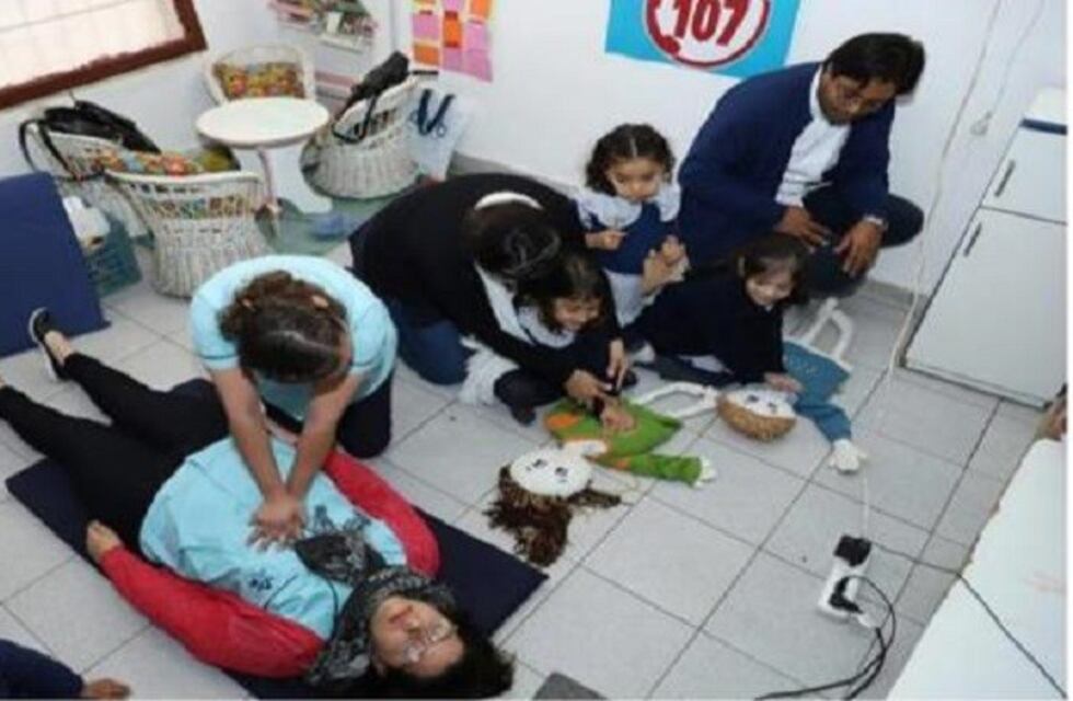 Clases de primeros auxilios a niños de jardín de infantes