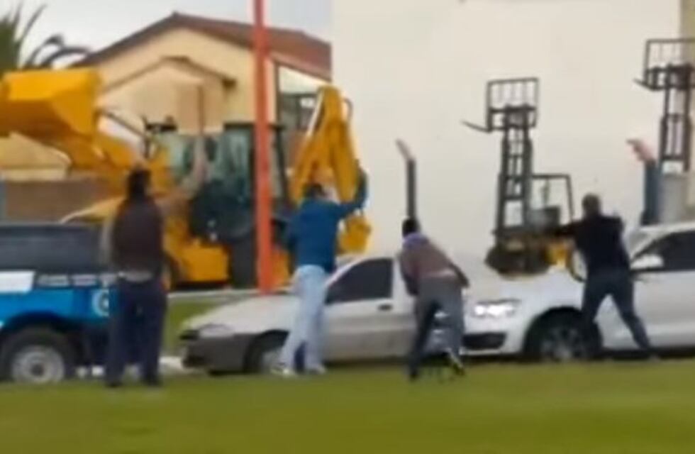 Incidentes en la visita de Macri a La Pampa: le tiraron huevos a la comitiva oficial