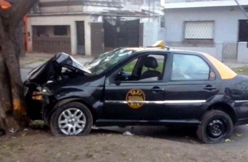 Un taxista chocó de frente contra un árbol y le robaron sus pertenencias