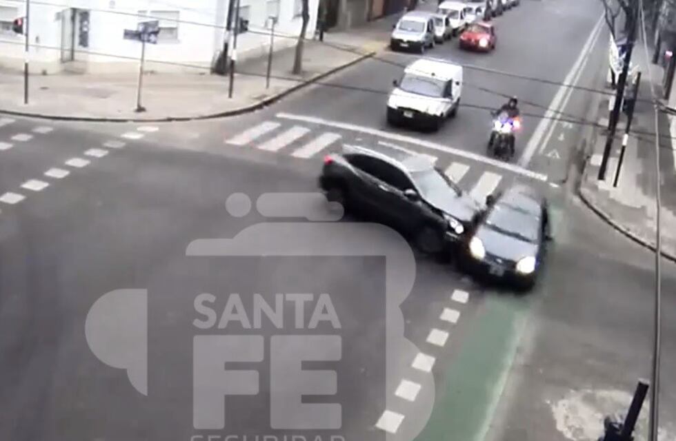 Tenía una emergencia, cruzó a toda velocidad y fue impactado violentamente