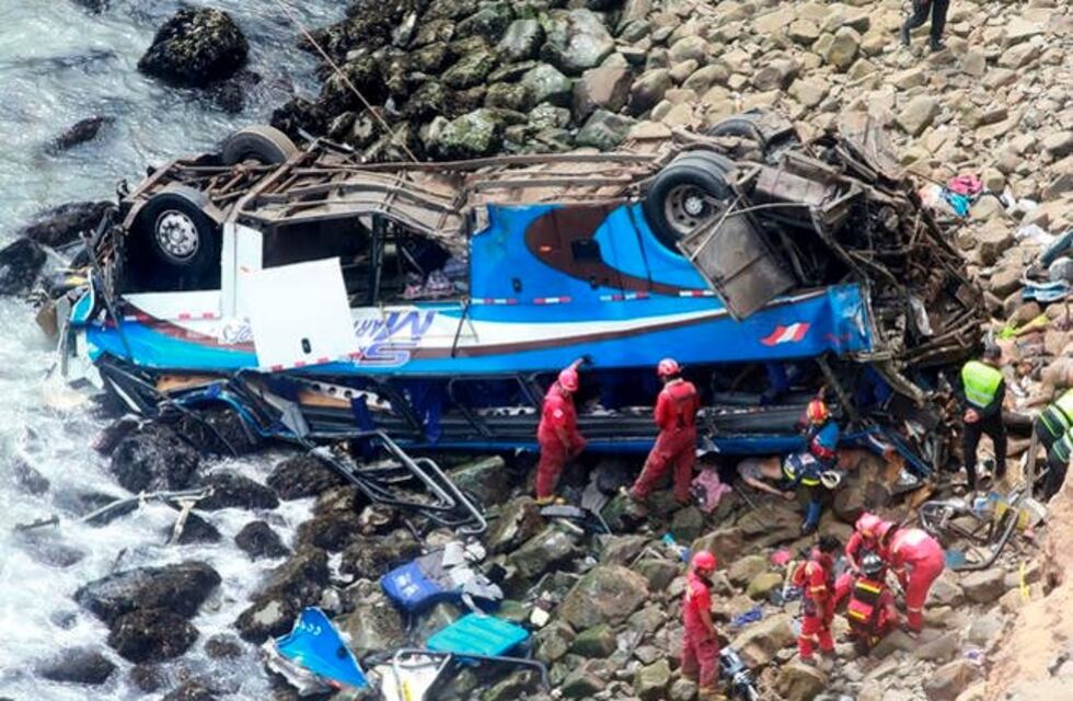 Al menos 44 muertos tras la caída de micro a un abismo en el sur de Perú