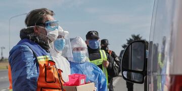 El personal sanitario tiene un puesto fijo en el peaje de la autopista a Buenos Aires a la altura de General Lagos\u002E (@redsegvial)