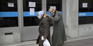 El lunes arranca el pago a jubilados y pensionados con ingresos de más de $17\u002E859\u002E (AFP)