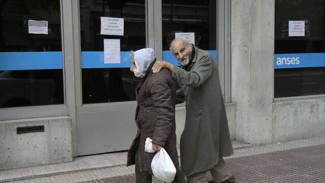 El lunes arranca el pago a jubilados y pensionados con ingresos de más de $17\u002E859\u002E (AFP)