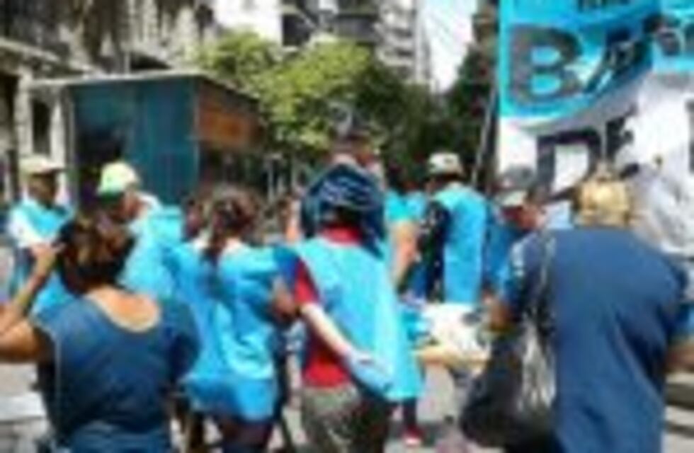 Instalaron una olla popular en la peatonal Córdoba para pedir que se declare la emergencia social
