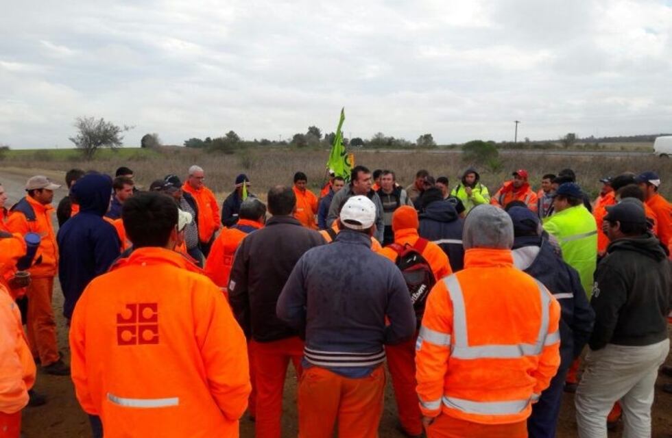 Paran los obreros de la construcción por atraso en el pago de sueldos