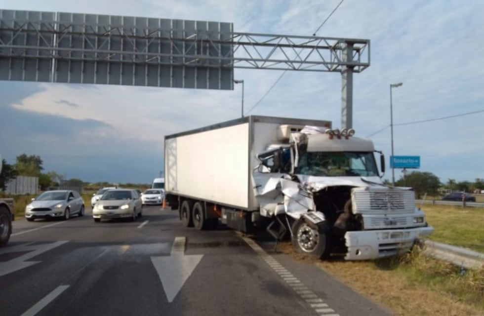 Choque frontal entre dos camiones en la autopista Rosario-Buenos Aires