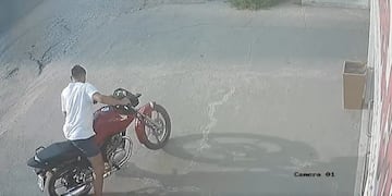 Bialet Massé: le robaron la moto, lo persiguió y lo atraparon en Córdoba Capital\u002E ((Foto: captura de pantalla del video difundido)\u002E