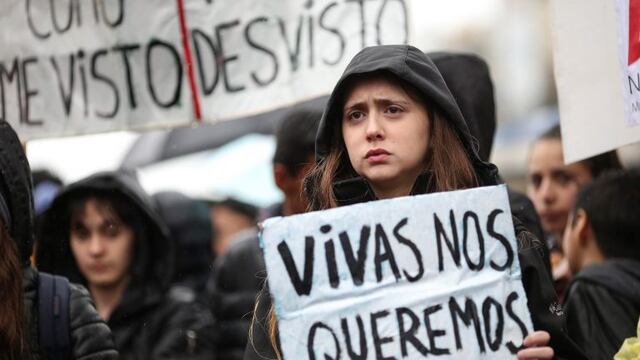 marchas protestas manifestaciones #NiUnaMenos marcha paro nacional de mujeres contra los femicidiosrnrnBAS001. BUENOS AIRES (ARGENTINA) 19/10/2016.- Miles de personas participan hoy, miu00e9rcoles 19 de octubre de 2016, de la marcha convocada por la plataforma social