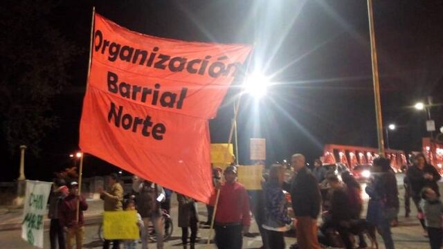 Ambientalistas manifestando en el puente Méndez Casariego\nCrédito: Facebook