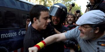 Police intervene as far right demonstrators and counter protesters scuffle on Las Ramblas a day after a van crashed into pedestrians at Las Ramblas in Barcelona, Spain August 18, 2017\u002E REUTERS/Susana Vera
