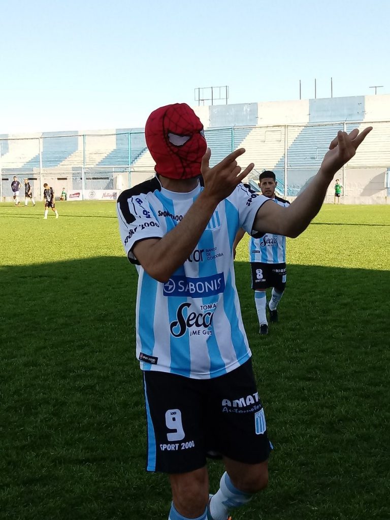 Acevedo trepa en la tabla de goleadores\u002E Es el Hombre Araña\u002E