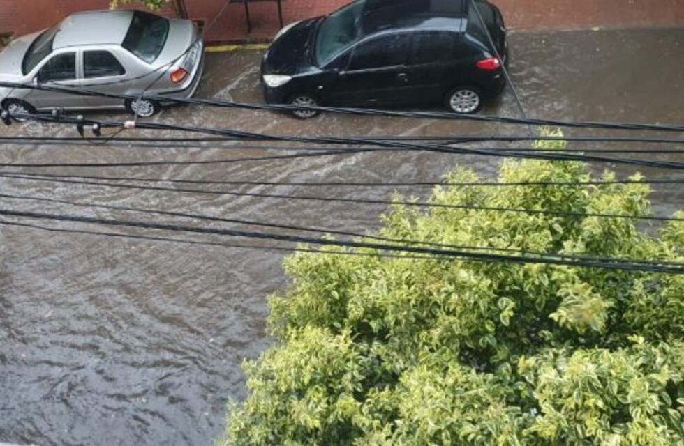 Impresionante aguacero inunda calles en Carlos Paz