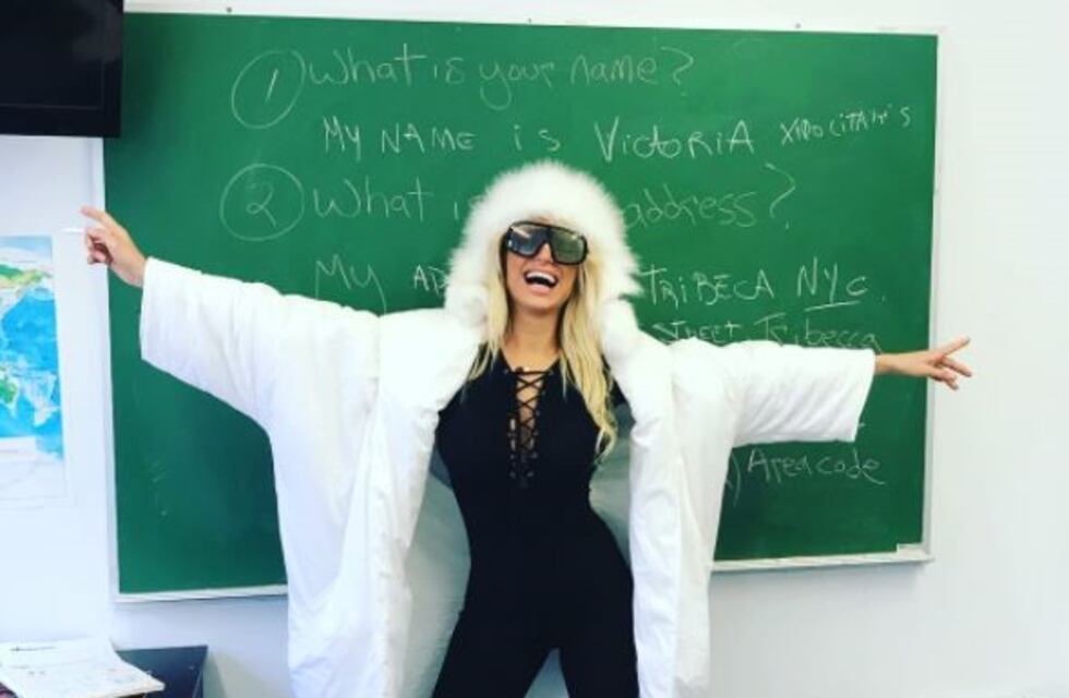 Vicky Xipolitakis está yendo a la escuela pero el pizarrón le jugó una mala pasada