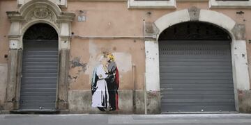GRA675. ROMA. 11/05/2017.- Un dibujo en el que el papa Francisco -identificado como un u00e1ngel- y el presidente de Estados Unidos, Donald Trump, caracterizado como un demonio, se besan en la boca apareciu00f3 hoy en un muro en el centro de Roma, a poca distancia de del Vaticano. EFE/Jorge Ortiz Vu00e1zquez.
