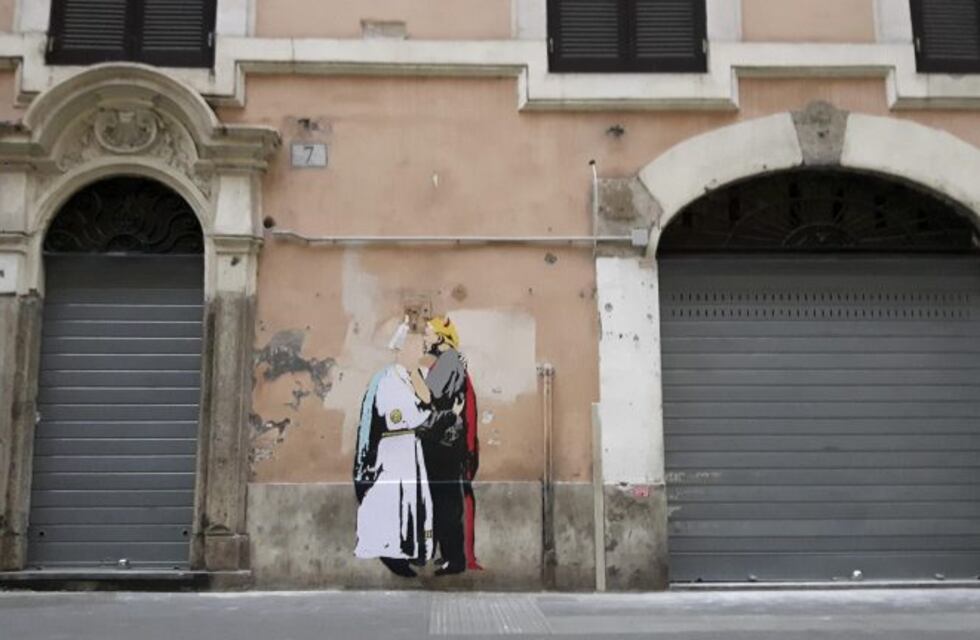 Polémico mural en Roma que muestra al Papa besándose con Trump