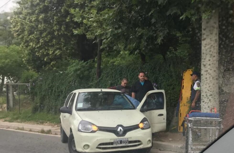 Carlos Paz: una persona herida tras chocar su auto contra un poste