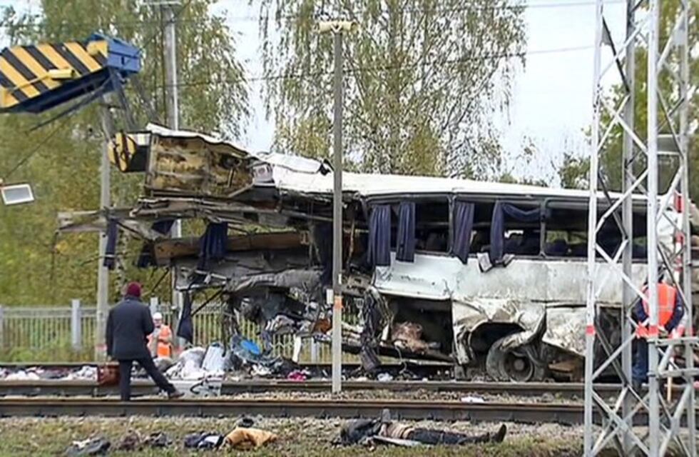 Al menos 19 muertos al ser arrollado un micro por un tren en Rusia