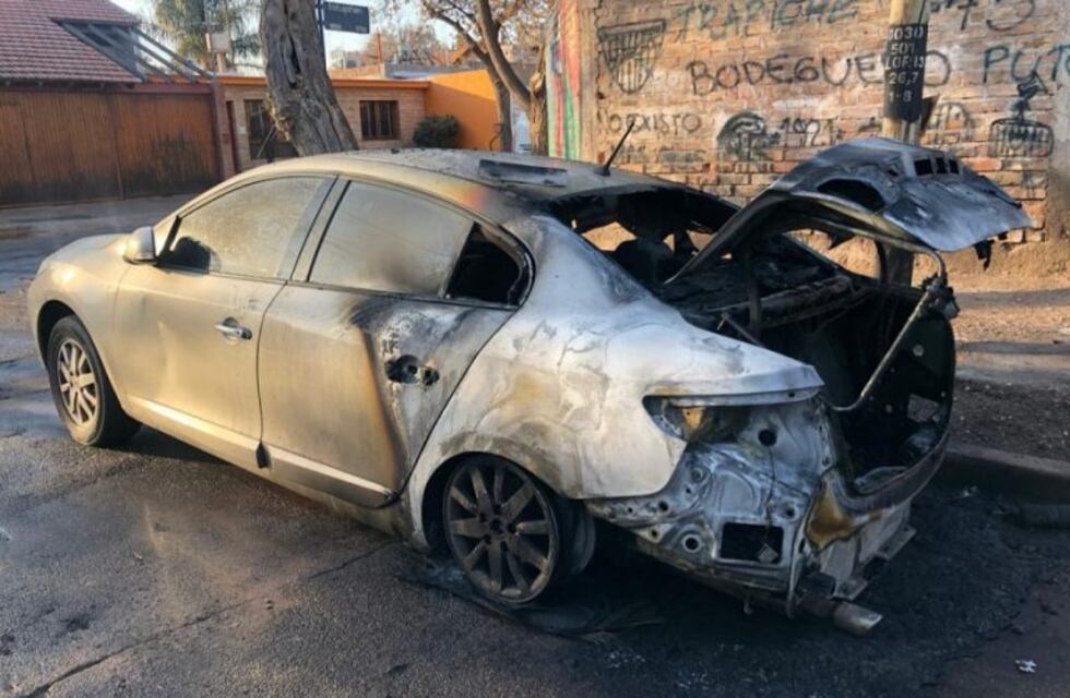 "Quemacoches" incendiaron más de diez autos en Godoy Cruz y hay un detenido