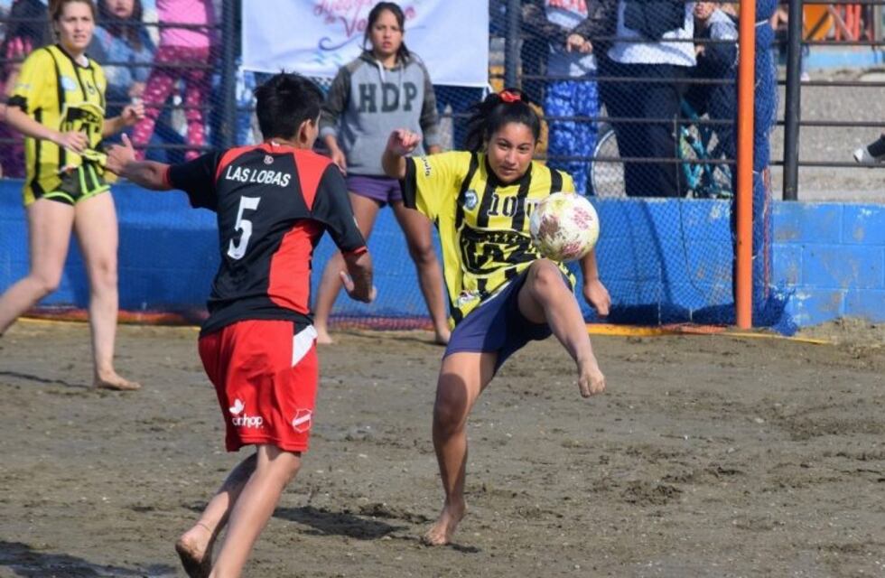 Las Lobas y Paso a Paso fueron los campeones del Beach Fútbol