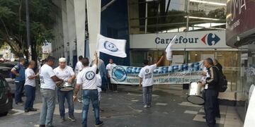 Protesta de Sutcapra frente a Carrefour por despidos.