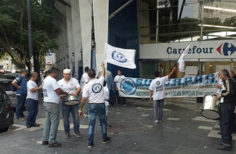 Protesta de trabajadores frente al Carrefour de Pueyrredon al 700 por despidos
